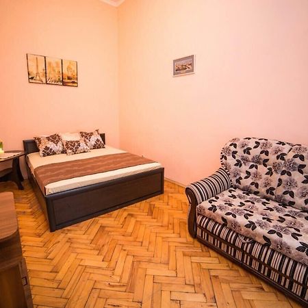 Apartment On Teatralna 7 ลวีฟ ภายนอก รูปภาพ