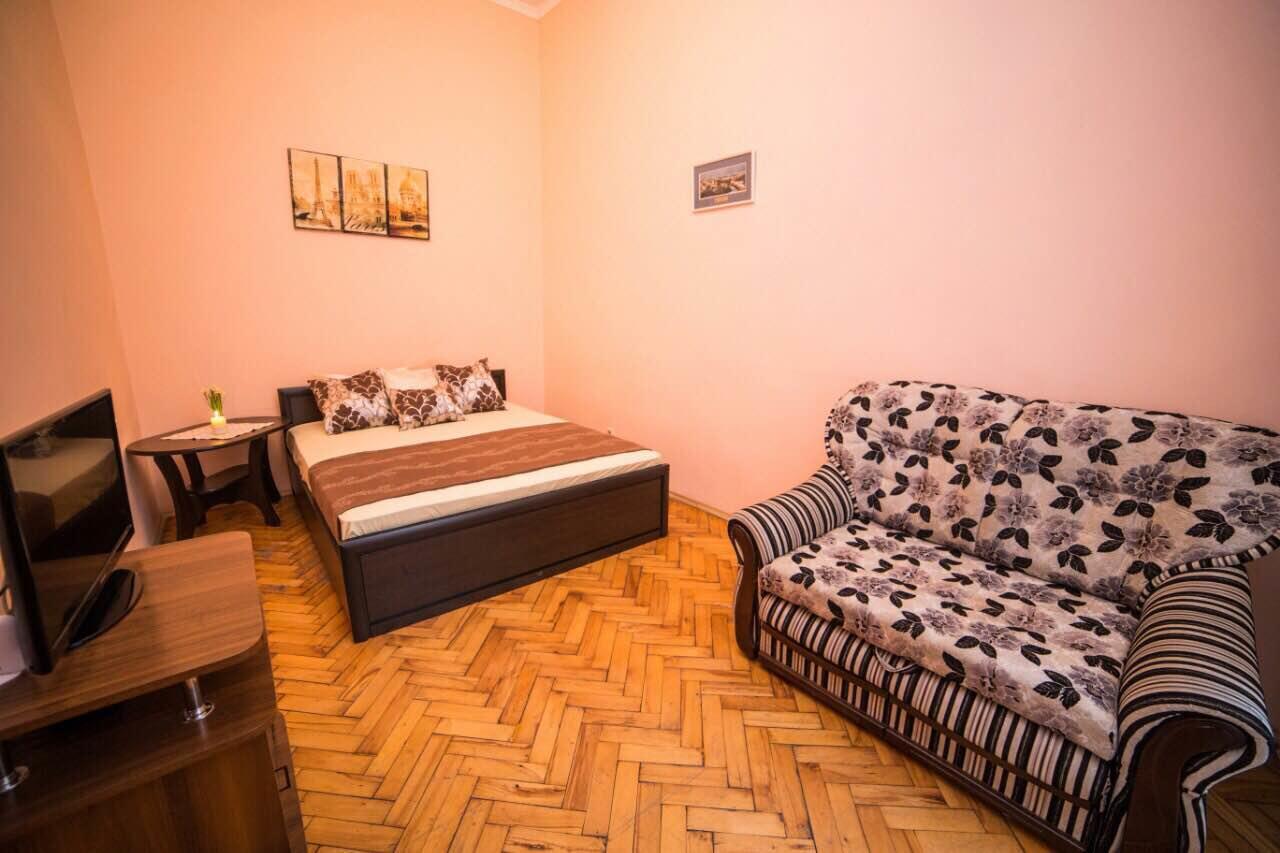 Apartment On Teatralna 7 ลวีฟ ภายนอก รูปภาพ